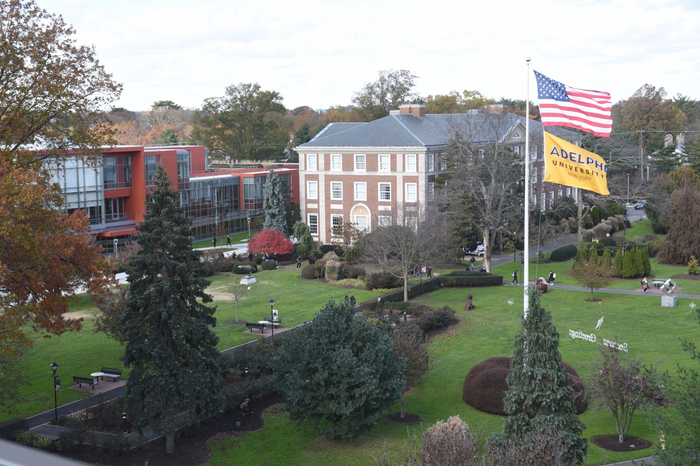Aerial view of 依依社区, Garden City campus - Showing Nexus Building, Levermore Hall and the Flagpole lawn with both American and Adelphi flags waving.